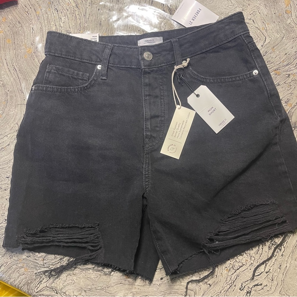 New Women’s black denim Jean 
shorts size 27
Mom shorts 
 
Brand is Forever 21 - Picture 2 of 5